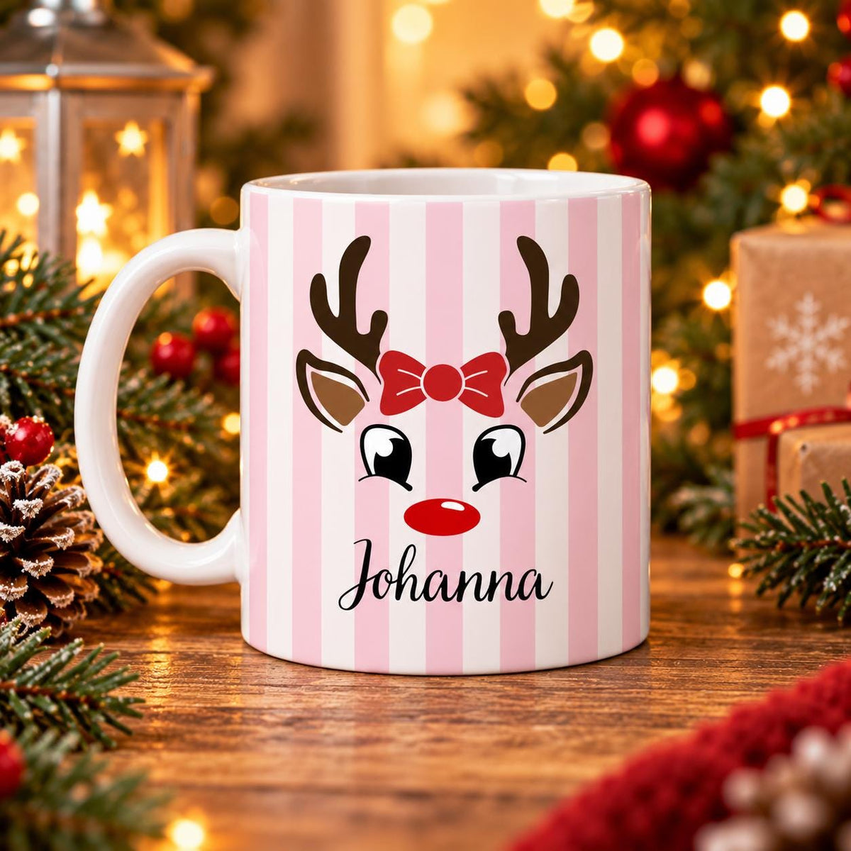 Personalisierte Weihnachtstasse mit Namen zeigt die Keramiktasse in fünf Farben: Pastellgelb, Mintgrün, Rosa, Beige und Hellblau, jeweils mit einem niedlichen Rentier-Gesicht. Diese Tasse personalisiert ist in drei Motiv-Varianten erhältlich: Rentier schlicht, Rentier mit Mütze oder Rentier mit Schleife, und wird mit dem Wunschnamen bedruckt. Diese Tassen mit Namen eignen sich als Weihnachtsgeschenk-Tasse für Mama, Papa oder die ganze Familie und machen aus jeder Kaffeetasse ein Unikat