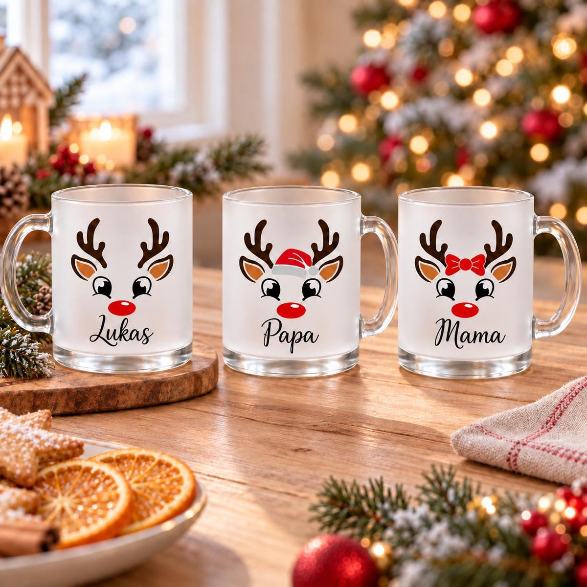 Personalisierte Glühweintasse mit Namen zeigt diese transparente, satinierte Glastasse mit einem niedlichen Rentier-Motiv. Diese Tasse personalisiert ist in drei Varianten erhältlich: Rentier schlicht, Rentier mit Mütze oder Rentier mit Schleife, und wird mit dem Wunschnamen bedruckt. Diese Tassen mit Namen eignen sich als Weihnachtsgeschenk-Tasse für Mama, Papa oder die ganze Familie und machen aus jeder Glühweintasse ein persönliches Unikat für die Adventszeit.Glühweintasse als Weihnachtstasse