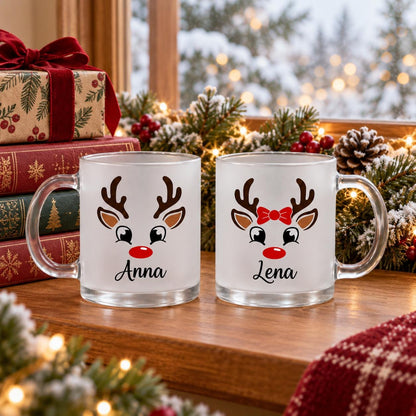 Personalisierte Weihnachtstassen aus satiniertem Glas mit den Namen Anna und Lena und niedlichen Rentiergesichtern mit roter Nase. Eine Variante zeigt das Rentier mit roter Schleife. Die Glastasse mit Wunschname fasst ca. 300 ml für Kaffee, Tee, Kakao oder Glühwein. Persönlicher Weihnachtsbecher als Weihnachtsgeschenk für Mama, Oma, Schwester, Kollegin oder die beste Freundin. Individuelle Kaffeetasse als Nikolausgeschenk und Wichtelgeschenk für die Adventszeit und gemütliche Wintertage.