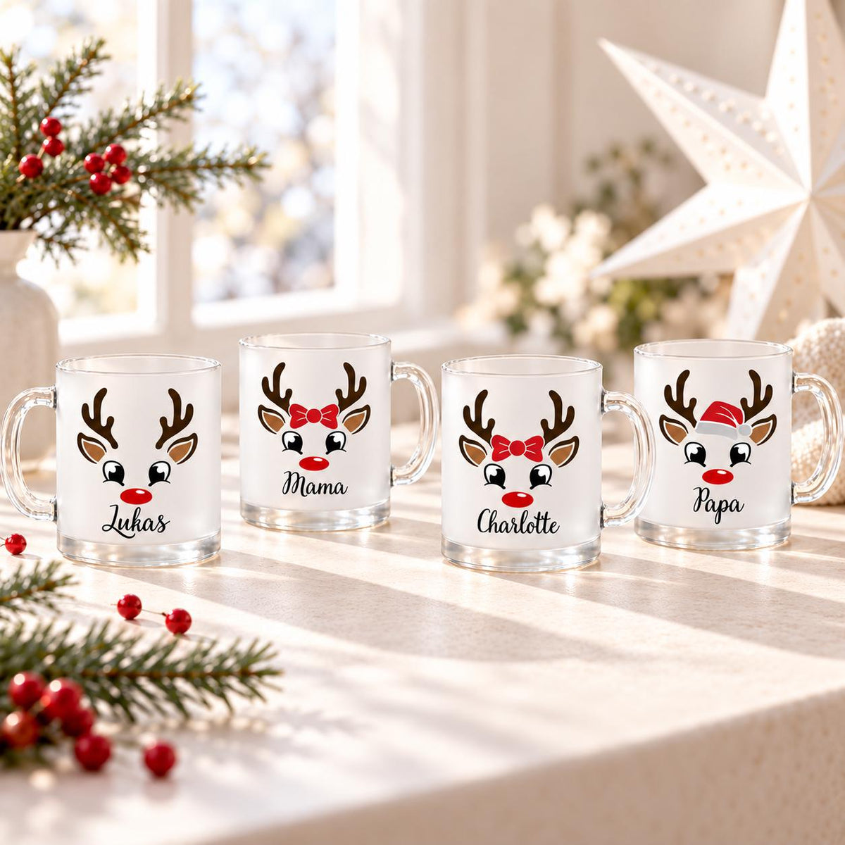 Personalisierte Glühweintasse mit Namen zeigt diese transparente, satinierte Glastasse mit einem niedlichen Rentier-Motiv. Diese Tasse personalisiert ist in drei Varianten erhältlich: Rentier schlicht, Rentier mit Mütze oder Rentier mit Schleife, und wird mit dem Wunschnamen bedruckt. Diese Tassen mit Namen eignen sich als Weihnachtsgeschenk-Tasse für Mama, Papa oder die ganze Familie und machen aus jeder Glühweintasse ein persönliches Unikat für die Adventszeit.Glühweintasse als Weihnachtstasse