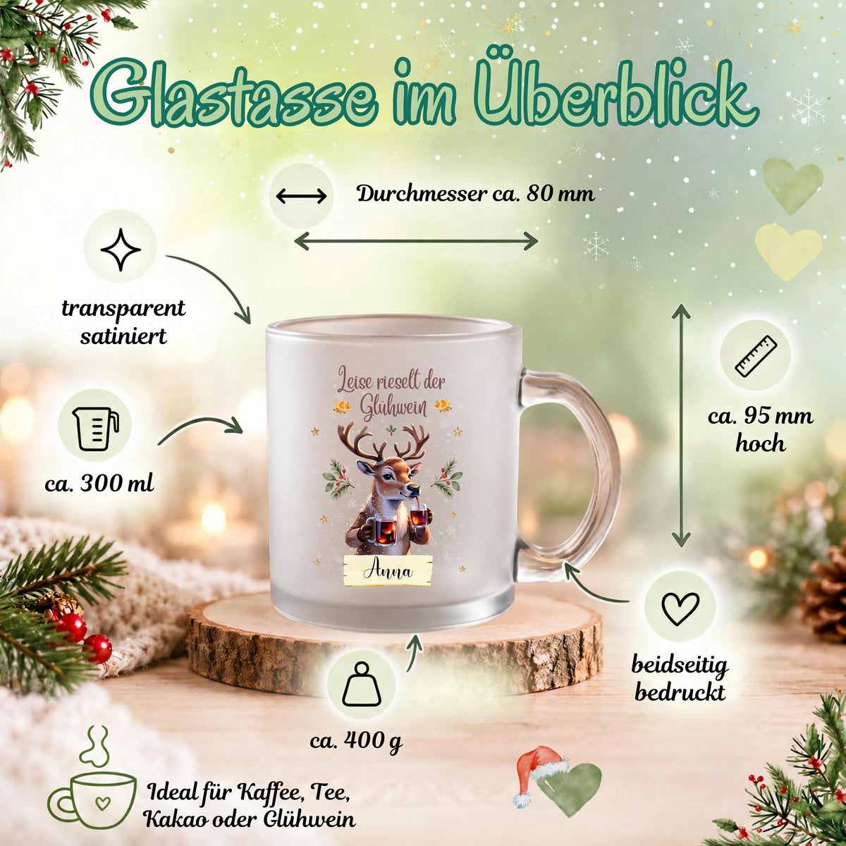 Personalisierte Glühweintasse mit Namen und dem Spruch „Leise rieselt der Glühwein" zeigt diese transparente, satinierte Glastasse mit einem Rentier, das zwei Gläser Glühwein hält, umgeben von Tannengrün und Sternen. Diese Tasse personalisiert wird mit dem Wunschnamen auf einem kleinen Schild bedruckt. Diese Weihnachtstasse mit Namen eignet sich als Weihnachtsgeschenk-Tasse für Mama, Papa oder die ganze Familie und macht aus jeder Glühweintasse ein persönliches Unikat für die Adventszeit.