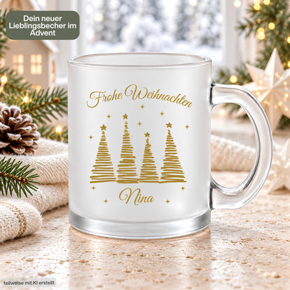 Personalisierte Weihnachtstasse mit Namen aus satiniertem, transparentem Glas mit goldener Schrift „Frohe Weihnachten" und vier goldenen Tannenbäumen mit Sternen. Diese Tasse personalisiert wird individuell mit deinem Wunschnamen bedruckt und eignet sich als Weihnachtsgeschenk für Familie, Freunde, Kollegen oder Großeltern. Als besondere Kaffeetasse Weihnachten ist diese Tasse mit Namen ein liebevolles Unikat für die ganze Weihnachtszeit. Paar Tasse, Geschenk Freundin, personalisiertes Gesc