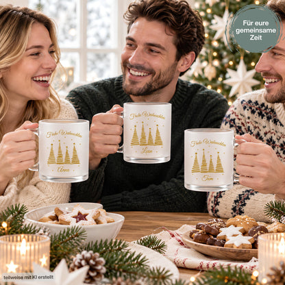 Personalisierte Weihnachtstasse mit Namen aus satiniertem, transparentem Glas mit goldener Schrift „Frohe Weihnachten" und vier goldenen Tannenbäumen mit Sternen. Diese Tasse personalisiert wird individuell mit deinem Wunschnamen bedruckt und eignet sich als Weihnachtsgeschenk für Familie, Freunde, Kollegen oder Großeltern. Als besondere Kaffeetasse Weihnachten ist diese Tasse mit Namen ein liebevolles Unikat für die ganze Weihnachtszeit. Paar Tasse, Geschenk Freundin, personalisiertes Gesc