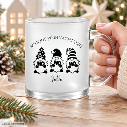 Personalisierte Weihnachtstasse mit Namen aus satiniertem, transparentem Glas zeigt drei fröhliche Wichtel mit „HOHOHO" auf dem Bauch und den Schriftzug „Schöne Weihnachtszeit". Diese Tasse personalisiert wird individuell mit deinem Wunschnamen bedruckt und eignet sich als Weihnachtsgeschenk für Kinder, Familie, Freunde oder Kollegen. Als besondere Kaffeetasse Weihnachten ist diese Tasse mit Namen ein fröhliches Unikat für die ganze Weihnachtszeit. Glühweintasse mit Name, Geschenk Freu