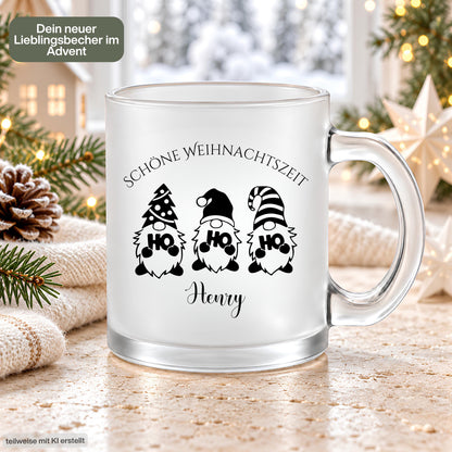 Personalisierte Weihnachtstasse mit Namen aus satiniertem, transparentem Glas zeigt drei fröhliche Wichtel mit „HOHOHO" auf dem Bauch und den Schriftzug „Schöne Weihnachtszeit". Diese Tasse personalisiert wird individuell mit deinem Wunschnamen bedruckt und eignet sich als Weihnachtsgeschenk für Kinder, Familie, Freunde oder Kollegen. Als besondere Kaffeetasse Weihnachten ist diese Tasse mit Namen ein fröhliches Unikat für die ganze Weihnachtszeit. Glühweintasse mit Name, Geschenk Freu