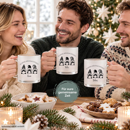 Personalisierte Weihnachtstasse mit Namen aus satiniertem, transparentem Glas zeigt drei fröhliche Wichtel mit „HOHOHO" auf dem Bauch und den Schriftzug „Schöne Weihnachtszeit". Diese Tasse personalisiert wird individuell mit deinem Wunschnamen bedruckt und eignet sich als Weihnachtsgeschenk für Kinder, Familie, Freunde oder Kollegen. Als besondere Kaffeetasse Weihnachten ist diese Tasse mit Namen ein fröhliches Unikat für die ganze Weihnachtszeit. Glühweintasse mit Name, Geschenk Freu