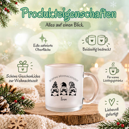 Personalisierte Weihnachtstasse mit Namen aus satiniertem, transparentem Glas zeigt drei fröhliche Wichtel mit „HOHOHO" auf dem Bauch und den Schriftzug „Schöne Weihnachtszeit". Diese Tasse personalisiert wird individuell mit deinem Wunschnamen bedruckt und eignet sich als Weihnachtsgeschenk für Kinder, Familie, Freunde oder Kollegen. Als besondere Kaffeetasse Weihnachten ist diese Tasse mit Namen ein fröhliches Unikat für die ganze Weihnachtszeit. Glühweintasse mit Name, Geschenk Freu