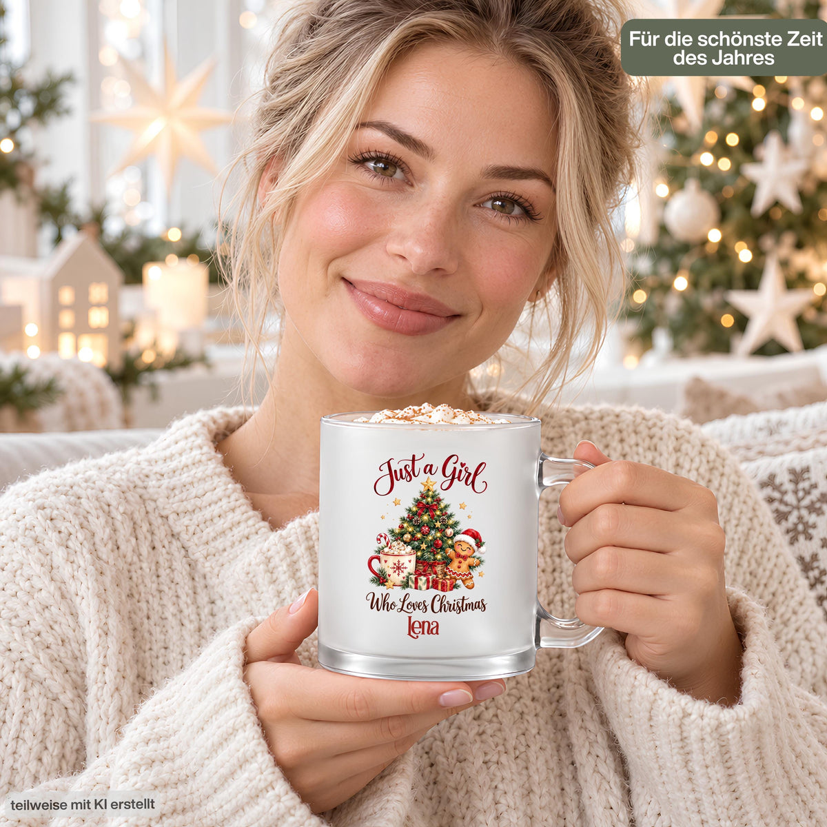 Eine Frau im hellen Strickpullover hält die personalisierte Weihnachtstasse mit dem Beispielnamen Lena und Kakao mit Sahne. Die satinierte Glastasse zeigt „Just a Girl Who Loves Christmas“ mit Tannenbaum, Lebkuchenmann, Geschenken und Zuckerstange. Im Hintergrund leuchten Weihnachtsbaum, Sterne und ein Dekohäuschen; oben steht „Für die schönste Zeit des Jahres“. Der 300-ml-Weihnachtsbecher mit Wunschname und transparentem Henkel ist eine Geschenkidee für Freundin, Schwester oder Kollegin zu Weihnachten.