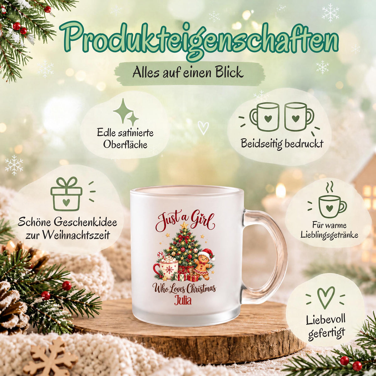 Infografik „Produkteigenschaften – Alles auf einen Blick“ zur personalisierten Weihnachtstasse mit dem Beispielnamen Julia. Die satinierte Glastasse steht auf einer Holzscheibe vor grünem Weihnachtshintergrund. Symbole erläutern die satinierte Oberfläche, den beidseitigen Druck, die Nutzung für warme Lieblingsgetränke und die Geschenkidee zur Weihnachtszeit. „Just a Girl Who Loves Christmas“ umrahmt Tannenbaum, Kakao, Lebkuchenmann und Geschenke. 300-ml-Weihnachtsbecher mit Wunschname für Weihnachtsfans.