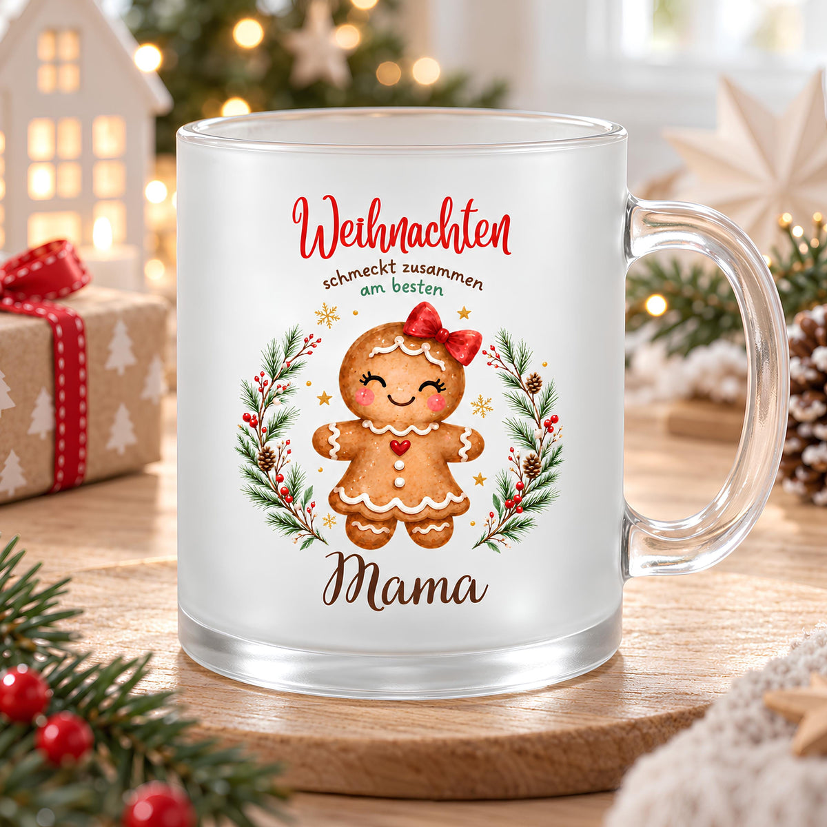 Einzelne personalisierte Weihnachtstasse mit einer Lebkuchenfigur auf einem Holztisch, umgeben von Tannenzweigen und warmen Lichtern in weihnachtlicher Umgebung. Die Lebkuchenmotive sind von einem Tannenkranz mit Zapfen, Beeren und goldenen Sternen umrahmt und tragen „Weihnachten schmeckt zusammen am besten“. Die satinierte 300-ml-Glastasse wird beidseitig mit Wunschname bedruckt. Persönliches Weihnachtsgeschenk für Familie, Freunde oder Kollegen, auch zu Nikolaus oder zum Wichteln. Im Advent. Für Kaffee.