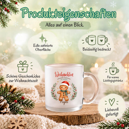 Infografik zu den Produkteigenschaften der Familientasse: satinierte Glasoberfläche, beidseitiger Druck und Verwendung für warme Lieblingsgetränke. Die Lebkuchenmotive sind von einem Tannenkranz mit Zapfen, Beeren und goldenen Sternen umrahmt und tragen „Weihnachten schmeckt zusammen am besten“. Die satinierte 300-ml-Glastasse wird beidseitig mit Wunschname bedruckt. Persönliches Weihnachtsgeschenk für Familie, Freunde oder Kollegen, auch zu Nikolaus oder zum Wichteln. Für Kaffee, Tee und Kakao. Im Advent.