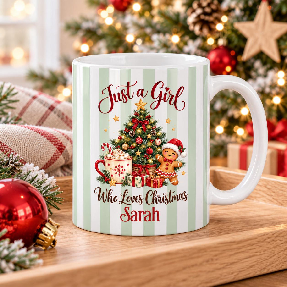 Personalisierte Weihnachtstasse mit Namen Sarah und mintgrünen Streifen. Just a Girl Who Loves Christmas, Weihnachtsbaum und Lebkuchenfigur auf einer weißen Keramiktasse mit Henkel. Tasse mit Wunschname, ca. 330 ml, rundherum bedruckt und für Kaffee, Tee, Kakao oder Glühwein geeignet. Ein Weihnachtsgeschenk für Frauen, die beste Freundin, Mama, Schwester oder Kollegin. Individueller Weihnachtsbecher als Nikolausgeschenk und Wichtelgeschenk für die Adventszeit und alle, die Weihnachten lieben.