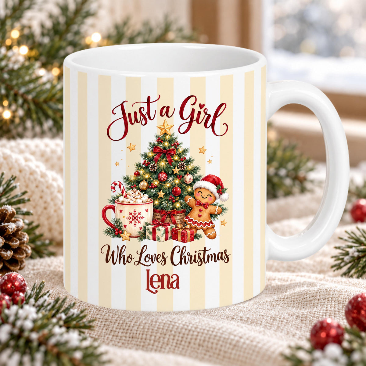 Personalisierte Weihnachtstasse mit Namen Lena und pastellgelben Streifen. Just a Girl Who Loves Christmas mit Weihnachtsbaum und Lebkuchenfigur auf einer Keramiktasse mit weißem Henkel. Der Weihnachtsbecher mit Wunschname ist rundherum bedruckt und fasst ca. 330 ml für Kaffee, Tee, Kakao oder Glühwein. Weihnachtsgeschenk für Frauen, beste Freundin, Mama, Schwester oder Kollegin. Individuelle Kaffeetasse als Nikolausgeschenk und Wichtelgeschenk für Weihnachtsfans und gemütliche Adventstage.