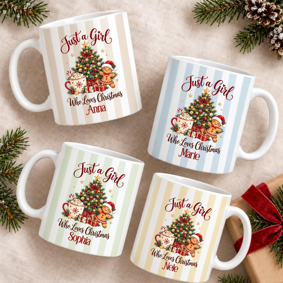 Vier personalisierte Weihnachtstassen mit Namen und Streifen in Beige, Hellblau, Mintgrün und Pastellgelb. Just a Girl Who Loves Christmas mit Weihnachtsbaum und Lebkuchenfigur schmückt die Keramiktassen. Die Tasse mit Wunschname fasst ca. 330 ml für Kaffee, Tee, Kakao oder Glühwein. Weihnachtsgeschenk für Frauen, beste Freundin, Schwester, Mama oder Kollegin mit individuell wählbarer Streifenfarbe. Weihnachtsbecher als Nikolausgeschenk und Wichtelgeschenk für die Adventszeit und Weihnachten.