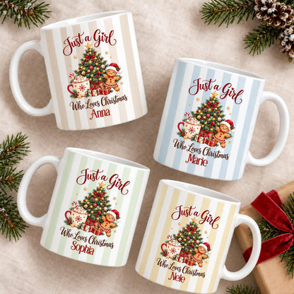 Vier personalisierte Weihnachtstassen mit Namen und Streifen in Beige, Hellblau, Mintgrün und Pastellgelb. Just a Girl Who Loves Christmas mit Weihnachtsbaum und Lebkuchenfigur schmückt die Keramiktassen. Die Tasse mit Wunschname fasst ca. 330 ml für Kaffee, Tee, Kakao oder Glühwein. Weihnachtsgeschenk für Frauen, beste Freundin, Schwester, Mama oder Kollegin mit individuell wählbarer Streifenfarbe. Weihnachtsbecher als Nikolausgeschenk und Wichtelgeschenk für die Adventszeit und Weihnachten.