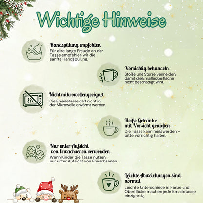 Personalisierte Weihnachtstasse für Kinder aus weißer Emaille mit silberfarbenem Rand und weißem Henkel. Die Kindertasse wird mit Wunschname und ausgewähltem Weihnachtsmotiv bedruckt. Persönlicher Kinderbecher als Weihnachtsgeschenk oder Nikolausgeschenk für Kinder, Enkelkinder und Patenkinder. Zur Auswahl stehen Weihnachtszug, Pinguine, Rentier-Weihnachtspost und Fuchs-Schneekugel. Geliefert wird eine Tasse im gewählten Design. Hinweise zu Pflege, heißen Getränken und sicherem Gebrauch.