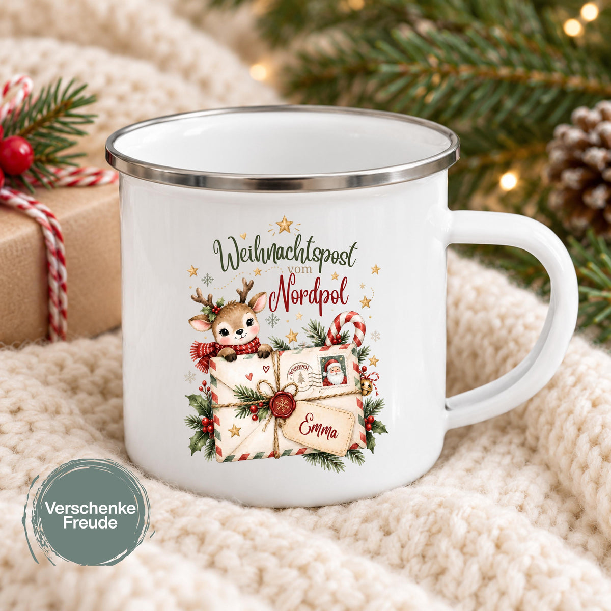 Personalisierte Weihnachtstasse für Kinder aus weißer Emaille mit silberfarbenem Rand und weißem Henkel. Die Kindertasse wird mit Wunschname und ausgewähltem Weihnachtsmotiv bedruckt. Persönlicher Kinderbecher als Weihnachtsgeschenk oder Nikolausgeschenk für Kinder, Enkelkinder und Patenkinder. Zur Auswahl stehen Weihnachtszug, Pinguine, Rentier-Weihnachtspost und Fuchs-Schneekugel. Geliefert wird eine Tasse im gewählten Design. Rentier hinter einem Brief mit „Weihnachtspost vom Nordpol“.