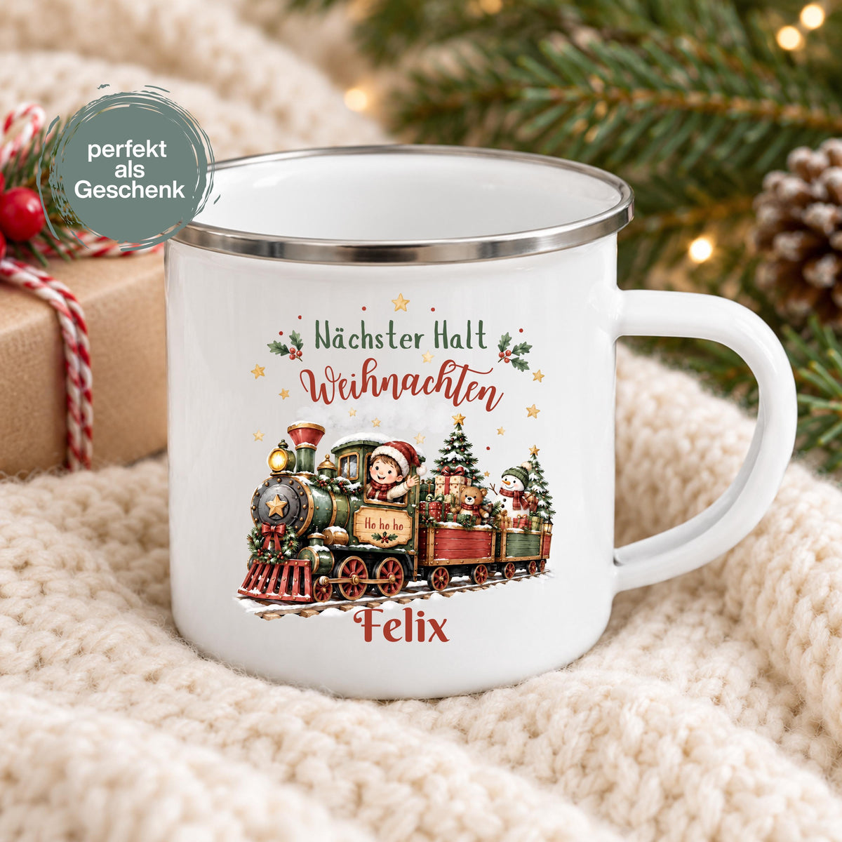 Personalisierte Weihnachtstasse für Kinder aus weißer Emaille mit silberfarbenem Rand und weißem Henkel. Die Kindertasse wird mit Wunschname und ausgewähltem Weihnachtsmotiv bedruckt. Persönlicher Kinderbecher als Weihnachtsgeschenk oder Nikolausgeschenk für Kinder, Enkelkinder und Patenkinder. Zur Auswahl stehen Weihnachtszug, Pinguine, Rentier-Weihnachtspost und Fuchs-Schneekugel. Geliefert wird eine Tasse im gewählten Design. Weihnachtszug mit dem Schriftzug „Nächster Halt Weihnachten“.