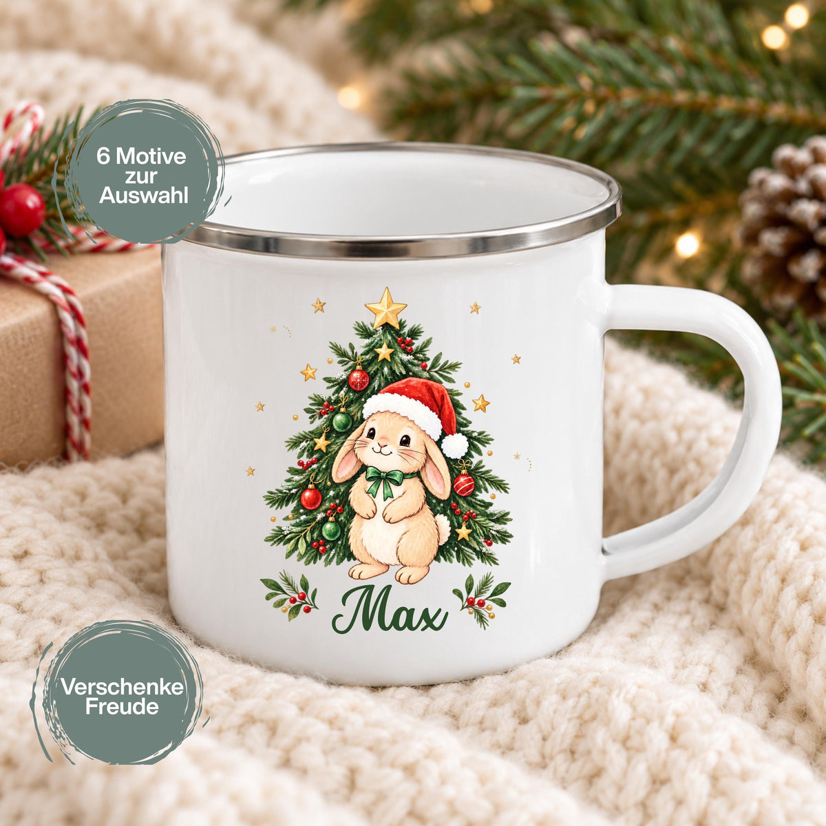 Personalisierte Weihnachtstasse für Kinder aus weißer Emaille mit silberfarbenem Rand und weißem Henkel. Das Motiv zeigt einen Hasen mit roter Weihnachtsmütze und grüner Schleife vor einem geschmückten Tannenbaum; darunter steht der Beispielname Max. Kinderbecher mit Wunschname als Weihnachtsgeschenk oder Nikolausgeschenk für Kinder, Enkelkinder und Patenkinder. Eine Tasse im gewählten Design, ca. 300 ml. Gezeigt auf einer hellen Decke mit Tannenzweigen und Geschenk; sechs Tiermotive stehen zur Auswahl.