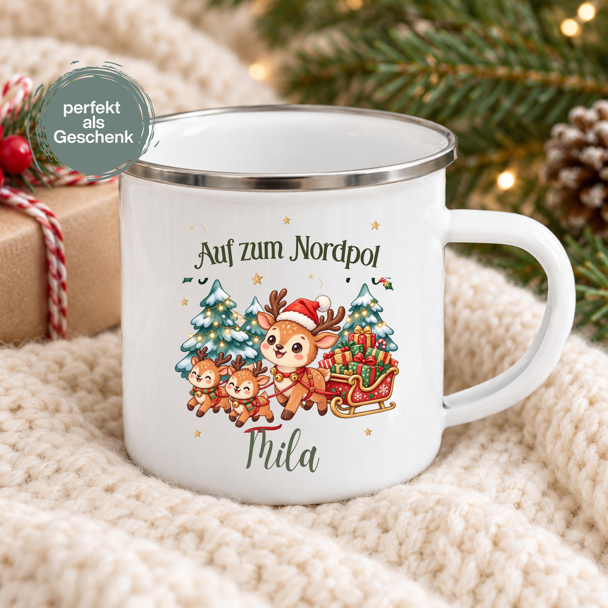 Personalisierte Weihnachtstasse für Kinder aus weißer Emaille mit silberfarbenem Rand und weißem Henkel. Die Kindertasse wird mit Wunschname und ausgewähltem Weihnachtsmotiv bedruckt. Ein persönlicher Kinderbecher als Weihnachtsgeschenk oder Nikolausgeschenk für Kinder, Enkelkinder und Patenkinder. Zur Auswahl stehen Hase, Pinguin, Eisbär, Bär, Rentiere und Igel. Geliefert wird eine Tasse im gewählten Design. Rentiere mit Geschenkeschlitten und dem Gruß „Auf zum Nordpol“.