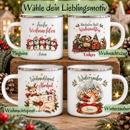 Personalisierte Weihnachtstasse für Kinder aus weißer Emaille mit silberfarbenem Rand und weißem Henkel. Die Kindertasse wird mit Wunschname und ausgewähltem Weihnachtsmotiv bedruckt. Persönlicher Kinderbecher als Weihnachtsgeschenk oder Nikolausgeschenk für Kinder, Enkelkinder und Patenkinder. Zur Auswahl stehen Weihnachtszug, Pinguine, Rentier-Weihnachtspost und Fuchs-Schneekugel. Geliefert wird eine Tasse im gewählten Design. Übersicht aller vier Weihnachtsmotive; kein Tassenset.