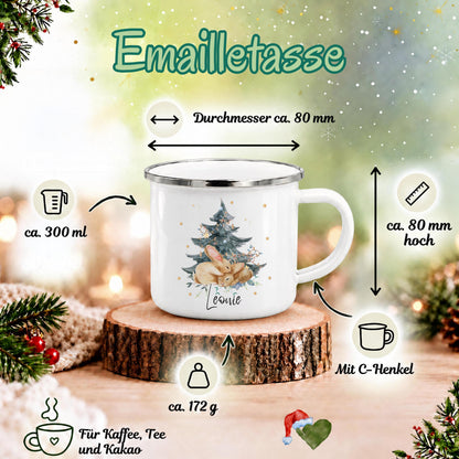 Personalisierte Weihnachtstasse für Kinder aus weißer Emaille mit silberfarbenem Rand und weißem Henkel. Das Hasenmotiv zeigt zwei braune Hasen unter einem geschmückten Weihnachtsbaum. Unter der winterlichen Illustration steht ein Beispielname; die Kindertasse wird mit Wunschname bedruckt. Persönlicher Weihnachtsbecher für kleine Hasenfans und eine Geschenkidee zu Weihnachten oder Nikolaus für Kinder, Enkelkinder und Patenkinder. Infografik zu Material und Maßen der Tasse.