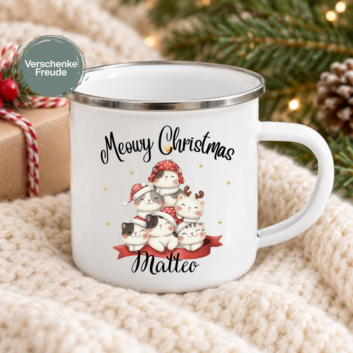 Personalisierte Weihnachtstasse für Kinder aus weißer Emaille mit silberfarbenem Rand und weißem Henkel. Sechs Katzen mit verschiedenen Fellfarben und Weihnachtsaccessoires bilden das Motiv unter dem Schriftzug „Meowy Christmas“. Darunter steht ein Beispielname; die Kindertasse wird mit Wunschname bedruckt. Persönlicher Weihnachtsbecher für Katzenfans und eine Geschenkidee zu Weihnachten oder Nikolaus für Kinder, Enkelkinder und Patenkinder. Frontansicht mit dem Beispielnamen Matteo.