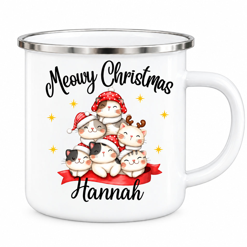 Personalisierte Weihnachtstasse für Kinder aus weißer Emaille mit silberfarbenem Rand und weißem Henkel. Sechs Katzen mit verschiedenen Fellfarben und Weihnachtsaccessoires bilden das Motiv unter dem Schriftzug „Meowy Christmas“. Darunter steht ein Beispielname; die Kindertasse wird mit Wunschname bedruckt. Persönlicher Weihnachtsbecher für Katzenfans und eine Geschenkidee zu Weihnachten oder Nikolaus für Kinder, Enkelkinder und Patenkinder. Nahansicht von Katzenmotiv und Namensdruck.