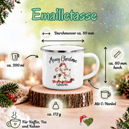 Personalisierte Weihnachtstasse für Kinder aus weißer Emaille mit silberfarbenem Rand und weißem Henkel. Sechs Katzen mit verschiedenen Fellfarben und Weihnachtsaccessoires bilden das Motiv unter dem Schriftzug „Meowy Christmas“. Darunter steht ein Beispielname; die Kindertasse wird mit Wunschname bedruckt. Persönlicher Weihnachtsbecher für Katzenfans und eine Geschenkidee zu Weihnachten oder Nikolaus für Kinder, Enkelkinder und Patenkinder. Infografik zu Material und Maßen der Tasse.
