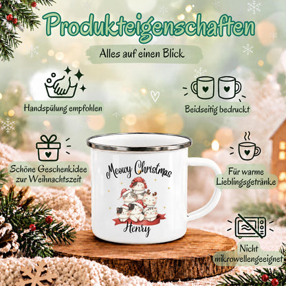 Personalisierte Weihnachtstasse für Kinder aus weißer Emaille mit silberfarbenem Rand und weißem Henkel. Sechs Katzen mit verschiedenen Fellfarben und Weihnachtsaccessoires bilden das Motiv unter dem Schriftzug „Meowy Christmas“. Darunter steht ein Beispielname; die Kindertasse wird mit Wunschname bedruckt. Persönlicher Weihnachtsbecher für Katzenfans und eine Geschenkidee zu Weihnachten oder Nikolaus für Kinder, Enkelkinder und Patenkinder. Infografik zu den Produkteigenschaften.