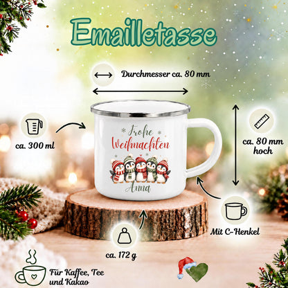 Personalisierte Weihnachtstasse für Kinder aus weißer Emaille mit silberfarbenem Rand und weißem Henkel. Fünf Pinguine mit roten und grünen Wintermützen und Schals stehen unter dem Schriftzug „Frohe Weihnachten“. Unter dem Pinguinmotiv steht der Beispielname Anna; bestellt wird die Kindertasse mit Wunschname. Ein persönlicher Weihnachtsbecher für Pinguinfans und eine Geschenkidee zu Weihnachten oder Nikolaus für Kinder, Enkelkinder und Patenkinder. Infografik zu Maßen und Material der Tasse.