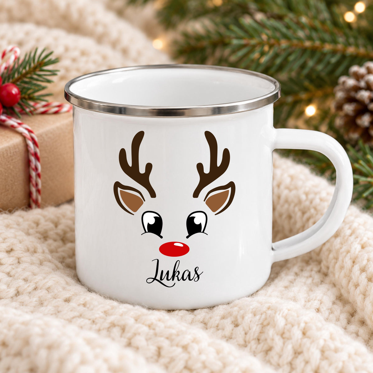 Personalisierte Kindertasse mit Namen Lukas und schlichtem Rentier auf einer hellen Decke. Emaille-Tasse mit Namen für die ganze Familie: personalisierte Weihnachtstasse für Mama, Papa, Oma, Opa und Kinder. Der Weihnachtsbecher mit Wunschname eignet sich als Nikolaus-Tasse, Weihnachtsgeschenk für Kinder oder Weihnachtsgeschenk für Oma und Opa. Kindertasse mit Namen und Kinderbecher mit Namen als persönliche Geschenkidee für Advent, Nikolaus und kleine Weihnachtsgeschenke. Mit Wunschname.