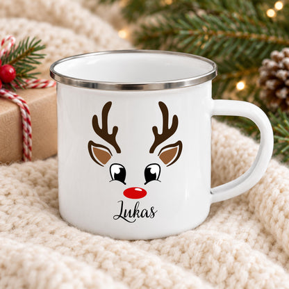 Personalisierte Kindertasse mit Namen Lukas und schlichtem Rentier auf einer hellen Decke. Emaille-Tasse mit Namen für die ganze Familie: personalisierte Weihnachtstasse für Mama, Papa, Oma, Opa und Kinder. Der Weihnachtsbecher mit Wunschname eignet sich als Nikolaus-Tasse, Weihnachtsgeschenk für Kinder oder Weihnachtsgeschenk für Oma und Opa. Kindertasse mit Namen und Kinderbecher mit Namen als persönliche Geschenkidee für Advent, Nikolaus und kleine Weihnachtsgeschenke. Mit Wunschname.
