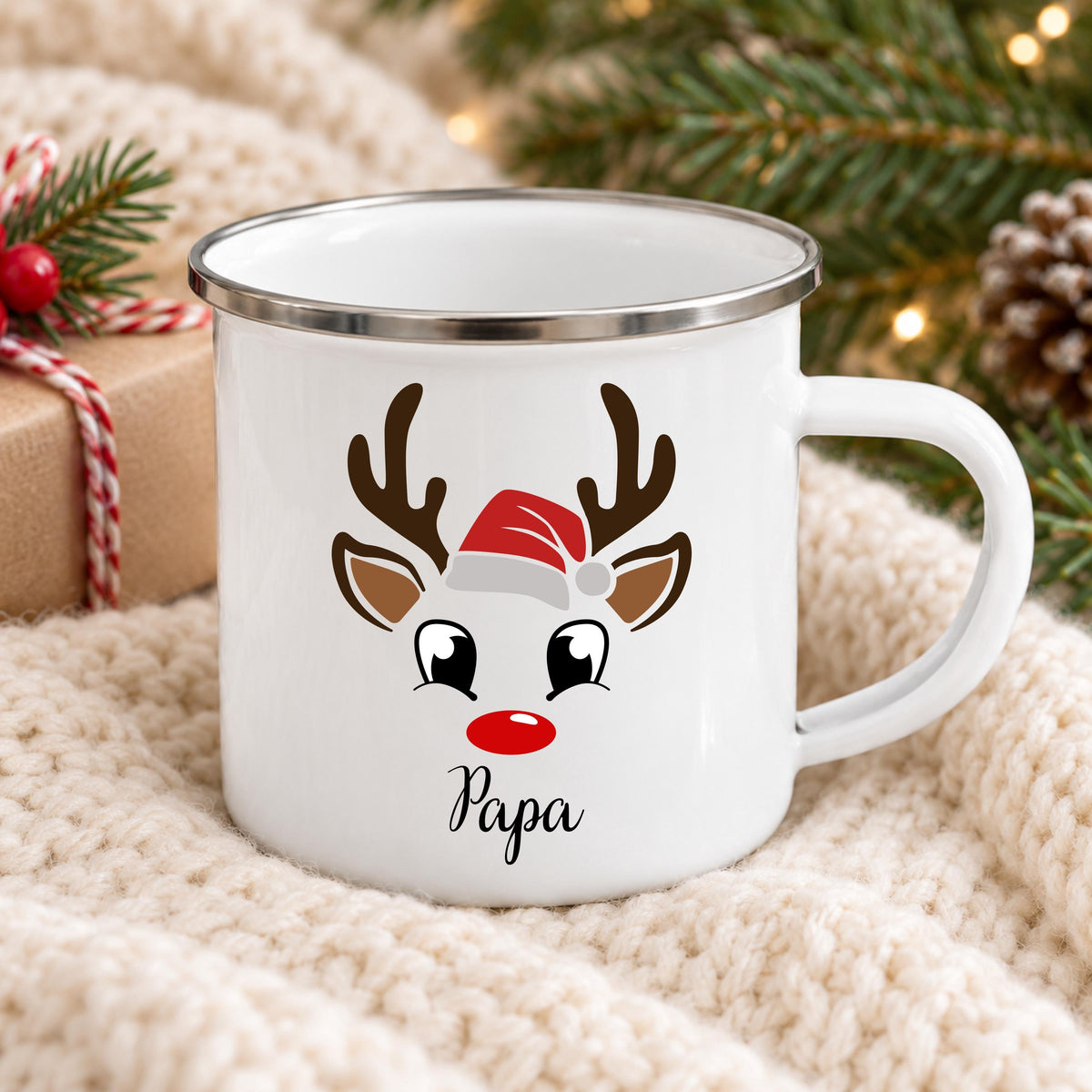 Emaille-Tasse mit Namen Papa und Rentier mit Weihnachtsmütze als persönlicher Weihnachtsbecher. Weihnachtstasse mit Namen für Familien, Emaille-Tasse personalisiert mit Wunschname. Als Tasse für Mama und Papa, Kindertasse mit Namen oder Kinderbecher mit Namen. Persönlicher Weihnachtsbecher für die Adventszeit, Nikolaus-Tasse und Weihnachtsgeschenk für Kinder, Oma und Opa. Eine Geschenkidee für personalisierte Geschenke und kleine Weihnachtsgeschenke zu Weihnachten. Individuell mit Wunschname.