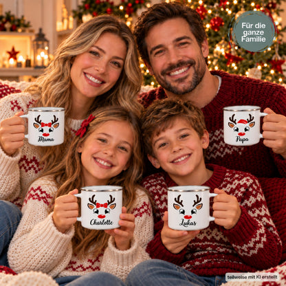 Familie mit personalisierten Weihnachtstassen mit Namen für Mama, Papa und Kinder. Emaille-Tasse mit Namen für die ganze Familie: personalisierte Weihnachtstasse für Mama, Papa, Oma, Opa und Kinder. Der Weihnachtsbecher mit Wunschname eignet sich als Nikolaus-Tasse, Weihnachtsgeschenk für Kinder oder Weihnachtsgeschenk für Oma und Opa. Kindertasse mit Namen und Kinderbecher mit Namen als persönliche Geschenkidee für Advent, Nikolaus und kleine Weihnachtsgeschenke. Individuell mit Wunschname.