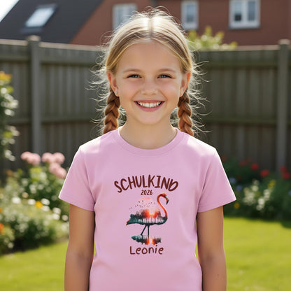 Personalisiertes Schulkind T-Shirt 2026 mit Flamingo-Motiv. Einschulungsshirt für Mädchen zum ersten Schultag, individuell mit Name bedruckt. Perfekt als Geschenk zur Einschulung 2026, für Schulanfang, Kita Abschied, Bye Bye Kindergarten oder als Schulkind Outfit für Erstklässler. Weiches Bio-Baumwollshirt, ideal für Einschulungsfeier oder als Überraschung in der Schultüte. Einschulungsgeschenk für Mädchen mit Stil und Herz. T-Shirt Schulkind Flamingo Einschulungsshirt T-Shirt Einschulung 2026