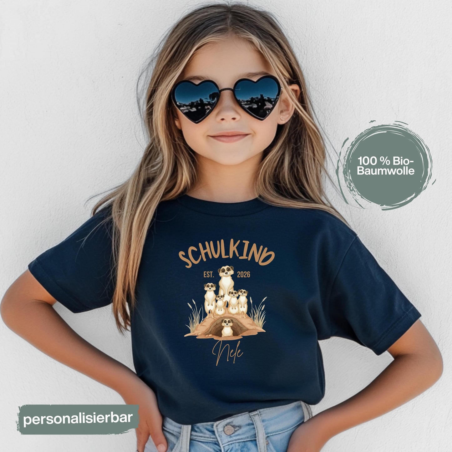 Personalisiertes Schulkind T-Shirt 2026 mit süßem Erdmännchen Motiv – perfekt als Geschenk zur Einschulung für Tierfreunde. Einschulungsshirt für Jungen und Mädchen, ideal zur Einschulungsfeier oder als Überraschung zum ersten Schultag. Als Schulanfang Geschenk oder Bye Bye Kindergarten Shirt ein beliebtes Motiv. Schulkind T-Shirt mit Name oder schlicht – für Einschulung 2026, Schulstart, Erstklässler T-Shirt und Kita Abschied. Liebevoll, einzigartig, mit Bedeutung.