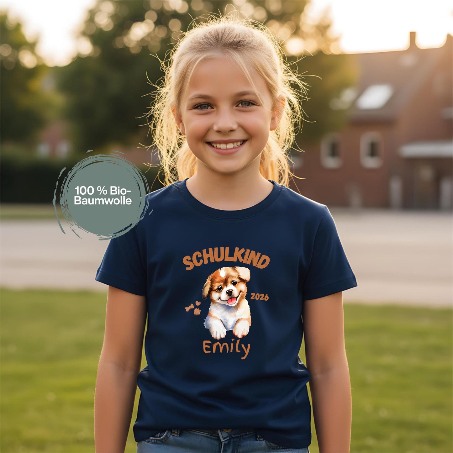 Personalisiertes Schulkind T-Shirt 2026 mit süßem Hundemotiv, ideal als Geschenk zur Einschulung für Mädchen und Jungen. Einschulungsshirt mit Name, Hund und „Schulkind 2026“ Schriftzug. Perfekt für den ersten Schultag, Abschied vom Kindergarten, Einschulungsfeier oder als Teil der Schultüte. T-Shirt zur Einschulung für Hundefans und Tierfreunde. Bio-Baumwoll Shirt für Erstklässler als Einschulungsgeschenk, Schulstart Outfit oder Erinnerung an den Schulanfang 2026. T-Shirt Schulkind Hund