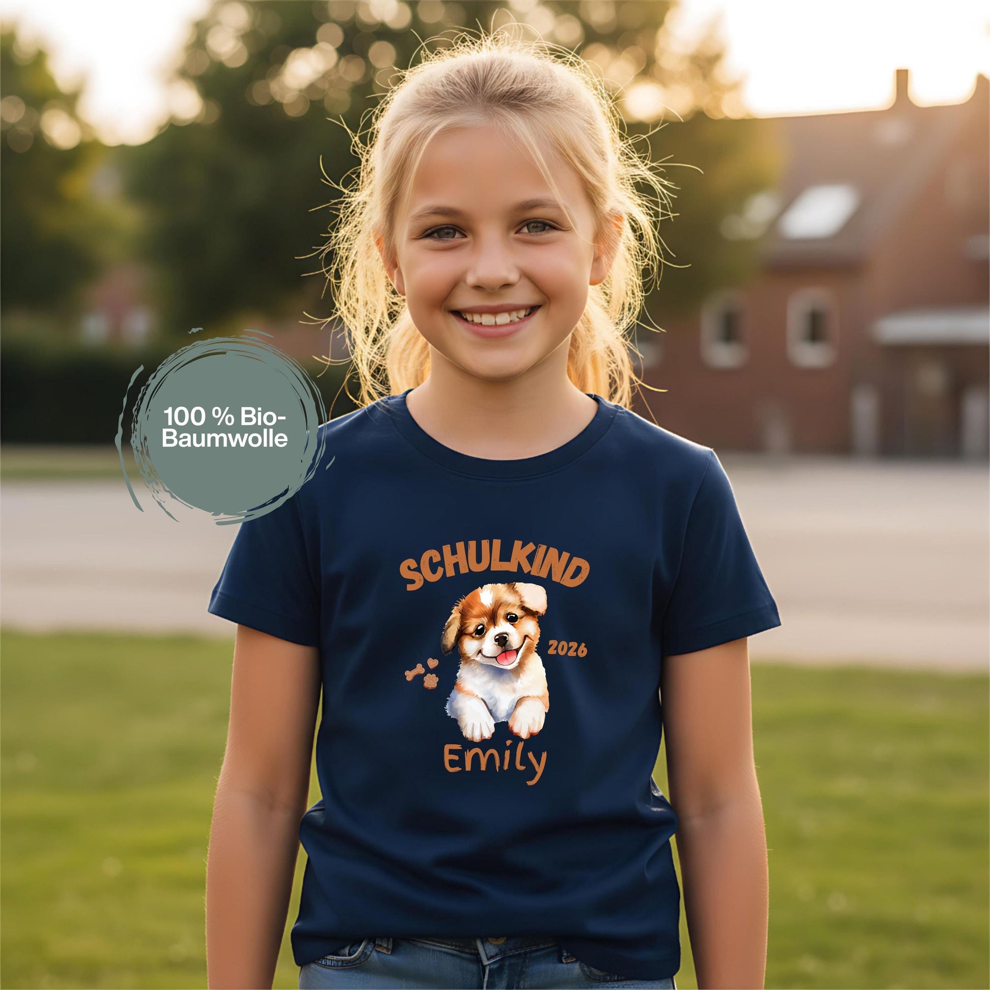 Personalisiertes Schulkind T-Shirt 2026 mit süßem Hundemotiv, ideal als Geschenk zur Einschulung für Mädchen und Jungen. Einschulungsshirt mit Name, Hund und „Schulkind 2026“ Schriftzug. Perfekt für den ersten Schultag, Abschied vom Kindergarten, Einschulungsfeier oder als Teil der Schultüte. T-Shirt zur Einschulung für Hundefans und Tierfreunde. Bio-Baumwoll Shirt für Erstklässler als Einschulungsgeschenk, Schulstart Outfit oder Erinnerung an den Schulanfang 2026. T-Shirt Schulkind Hund