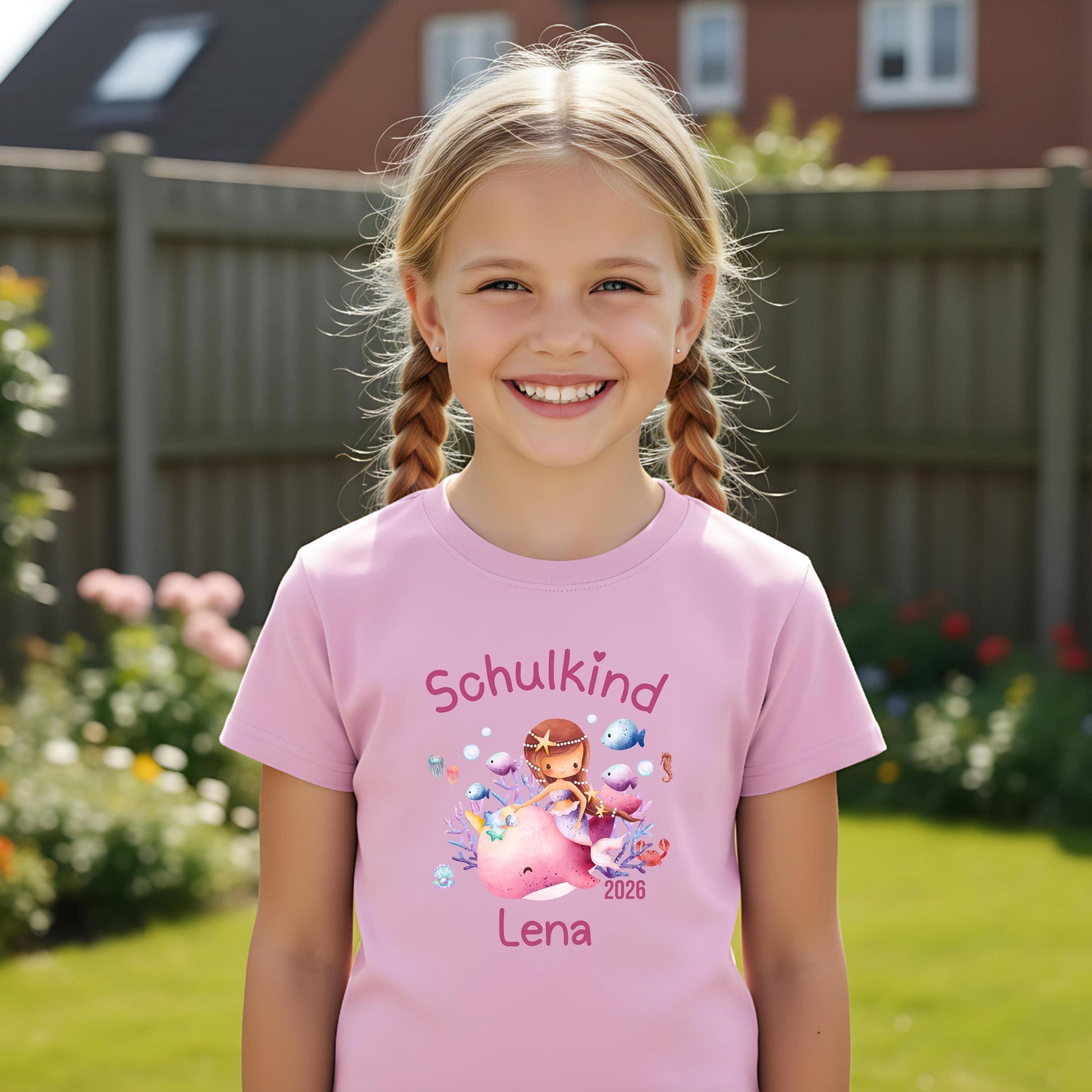 Personalisiertes Schulkind T-Shirt 2026 mit Meerjungfrau für Mädchen zur Einschulung. Einschulungsshirt mit Wal und Korallen, ideal als Geschenk zur Einschulung für Mädchen, Meerfans und kleine Träumerinnen. Erstklässler T-Shirt personalisiert mit Name und Jahr, geeignet für Einschulungsfeier, Kita-Abschied oder ersten Schultag. Hochwertiges Bio-Baumwolle T-Shirt als Schulanfang Geschenk oder Schultüten-Inhalt. Schulkind Outfit 2026, T-Shirt Schulkind Meerjungfrau 2026, Einschulungsshirt Mädchen
