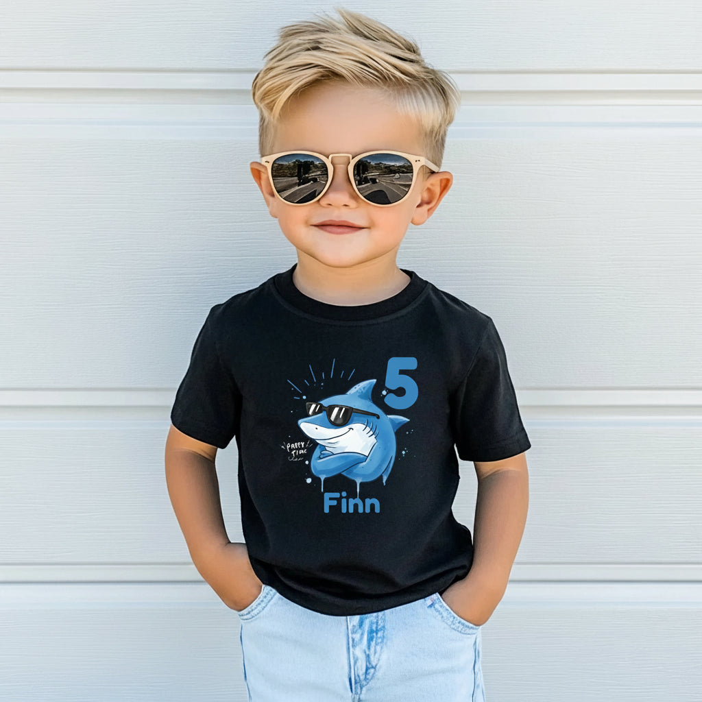 Cooles Geburtstagsshirt Hai für Kinder mit Name und Zahl personalisiert. Lustiges Geburtstags-T-Shirt für Jungen und Mädchen mit Hai Motiv, perfekt als Geburtstagsoutfit zum 3., 4., 5., 6. oder 7. Geburtstag. Ideal für Kindergeburtstag, Mottoparty oder als Kindergeburtstagsgeschenk. Personalisiertes T-Shirt Kinder mit Tiermotiv, Hai Design, für Jungen und Mädchen. Kinder T-Shirt Hai, Geburtstags-T-Shirt mit Zahl, Geburtstagsshirt Junge, Geburtstagsshirt Mädchen. personalisiertes T-Shirt Kinder