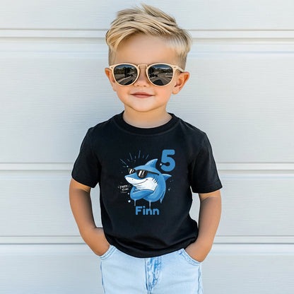 Cooles Geburtstagsshirt Hai für Kinder mit Name und Zahl personalisiert. Lustiges Geburtstags-T-Shirt für Jungen und Mädchen mit Hai Motiv, perfekt als Geburtstagsoutfit zum 3., 4., 5., 6. oder 7. Geburtstag. Ideal für Kindergeburtstag, Mottoparty oder als Kindergeburtstagsgeschenk. Personalisiertes T-Shirt Kinder mit Tiermotiv, Hai Design, für Jungen und Mädchen. Kinder T-Shirt Hai, Geburtstags-T-Shirt mit Zahl, Geburtstagsshirt Junge, Geburtstagsshirt Mädchen. personalisiertes T-Shirt Kinder